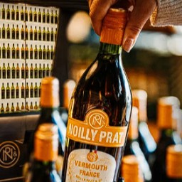 Remportez : 1 pack composé d'une bouteille de Noilly Prat Ambré, d'un tartinable et 2 deux ateliers cocktails