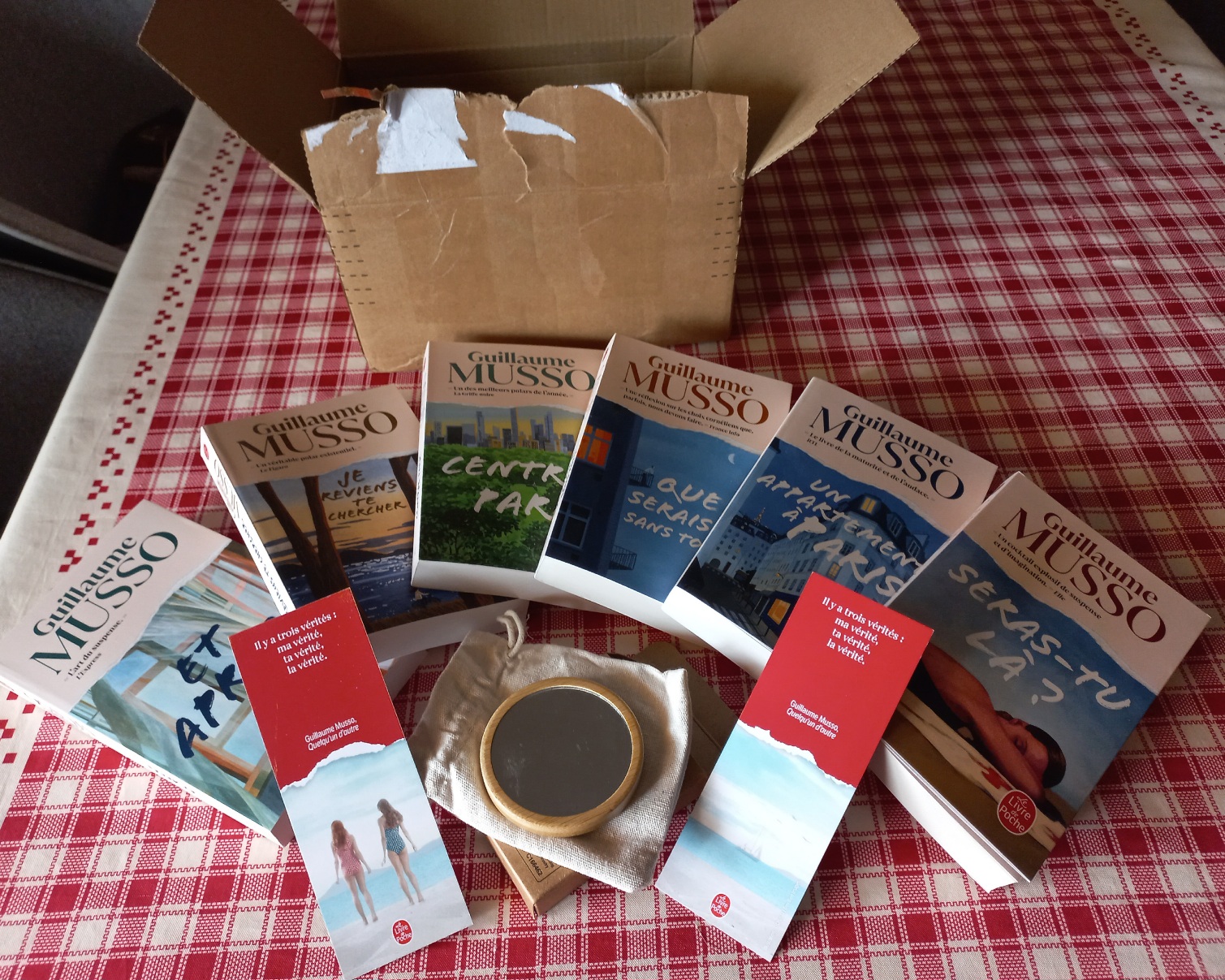 Un lot de 6 livres de Guillaume Musso 2 marques pages et un mignon petit miroir…